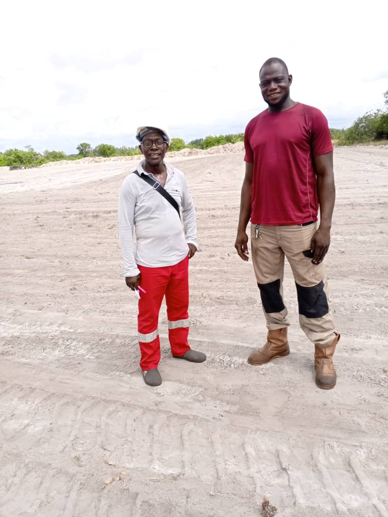 Équipe de NDINGA E.G.S.T & G.C sur le chantier